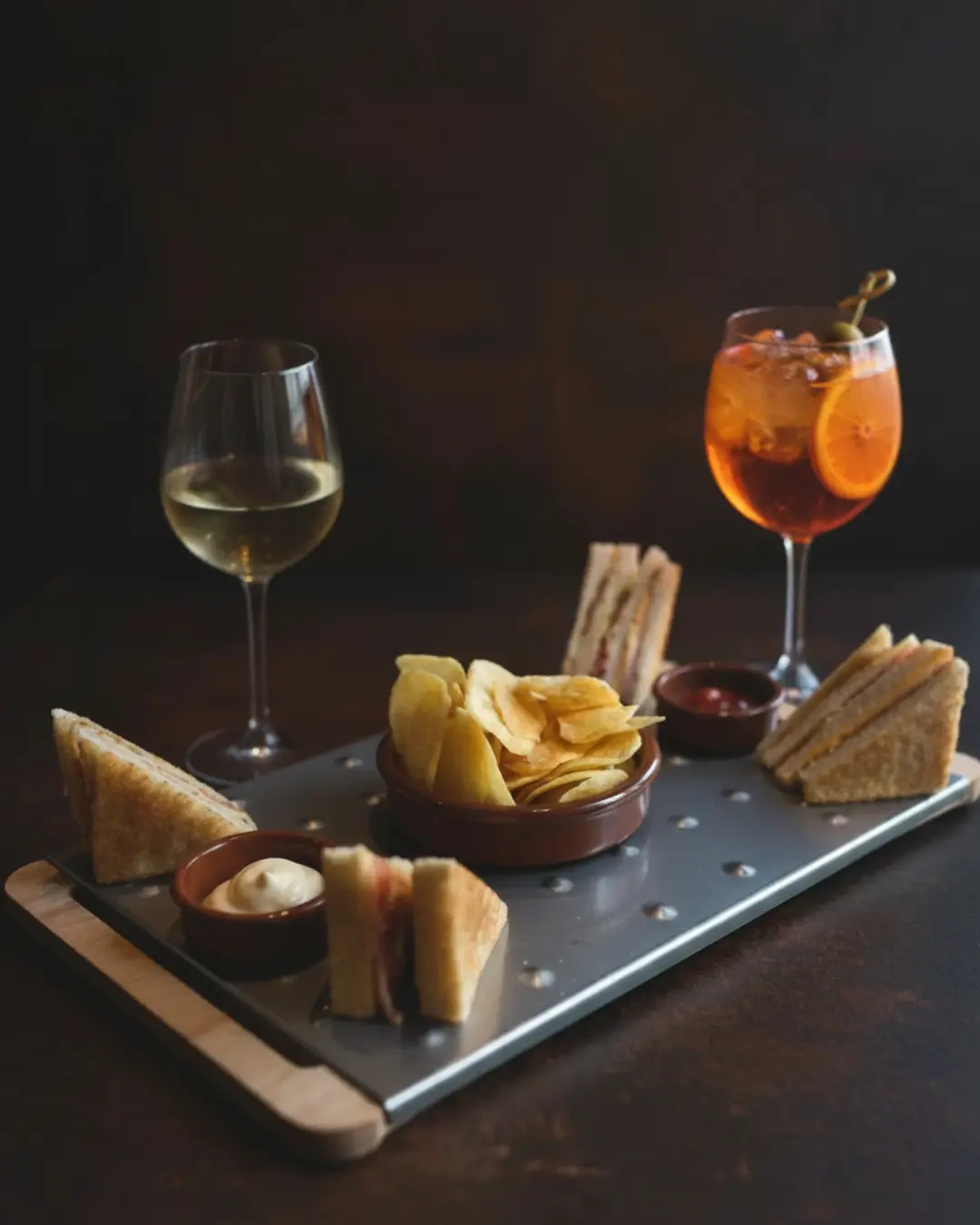 Club sandwich, chips e calici